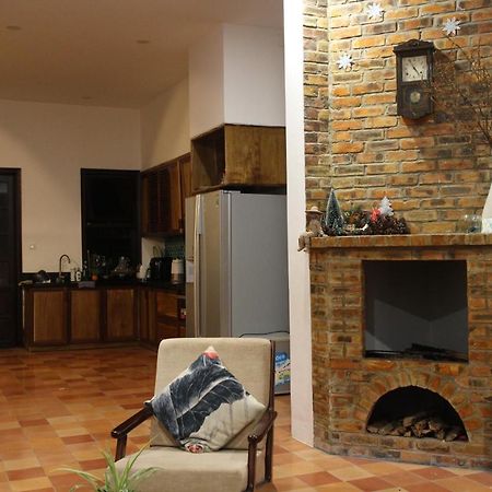 La Sen_Thu An_Phong Don Co Cua So Nhin Ra Ban Cong Apartman Thon An Hoa Kültér fotó