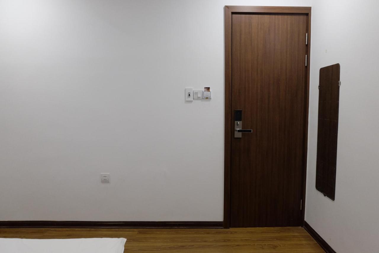 La Sen_Thu An_Phong Don Co Cua So Nhin Ra Ban Cong Apartman Thon An Hoa Kültér fotó